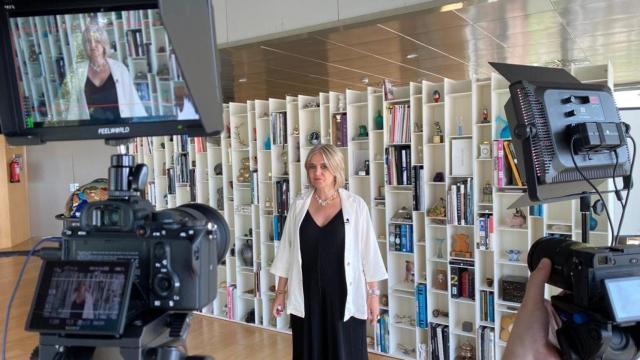 Rosa Tous ante las cámaras para grabar la masterclass.