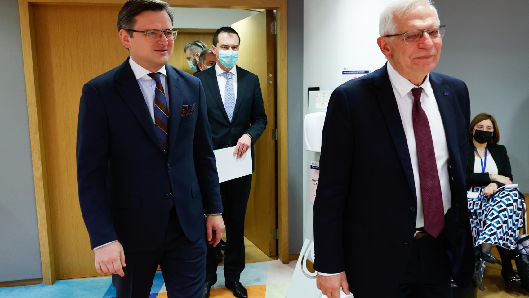 Josep Borrell y el ministro de Exteriores de Ucrania, Dmytro Kuleba, durante la reunión de este lunes