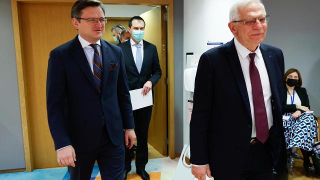 Josep Borrell y el ministro de Exteriores de Ucrania, Dmytro Kuleba, durante la reunión de este lunes