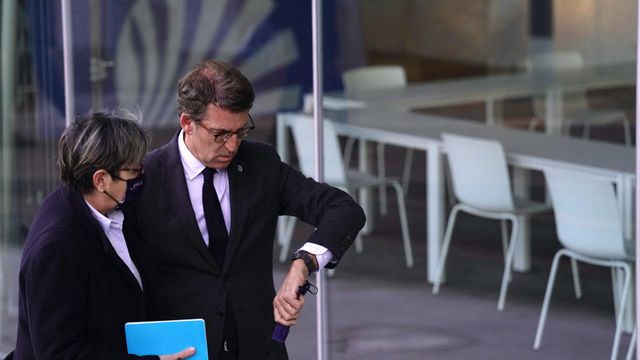 Feijóo y la conselleira do Mar a su llegada al encuentro con los familires de las víctimas.