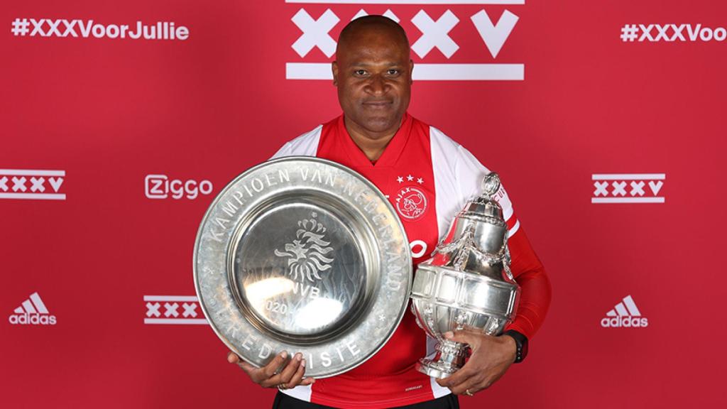 Winston Bogarde, en el Ajax en la actualidad