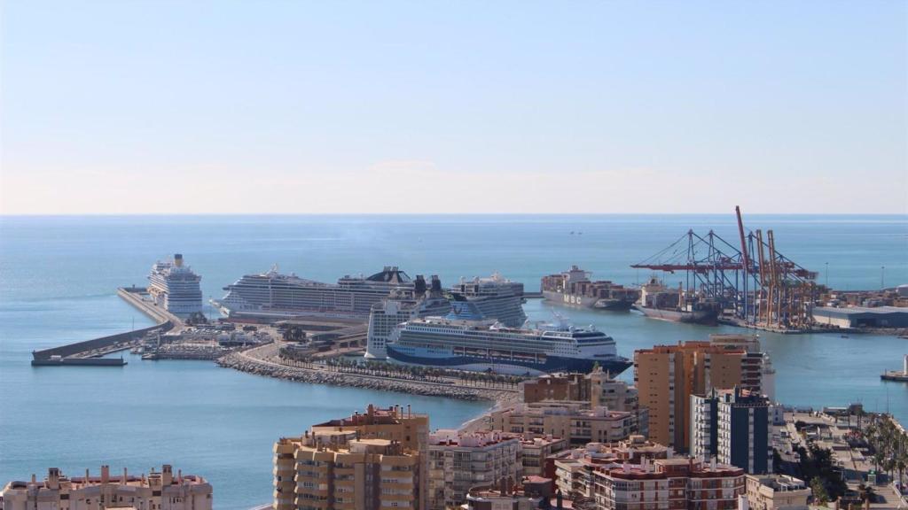 Imagen del puerto de Málaga con varios cruceros atracados.
