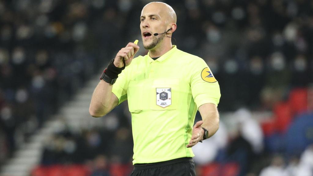 Eric Wattelier, árbitro francés, durante un PSG - Stade de Reims.