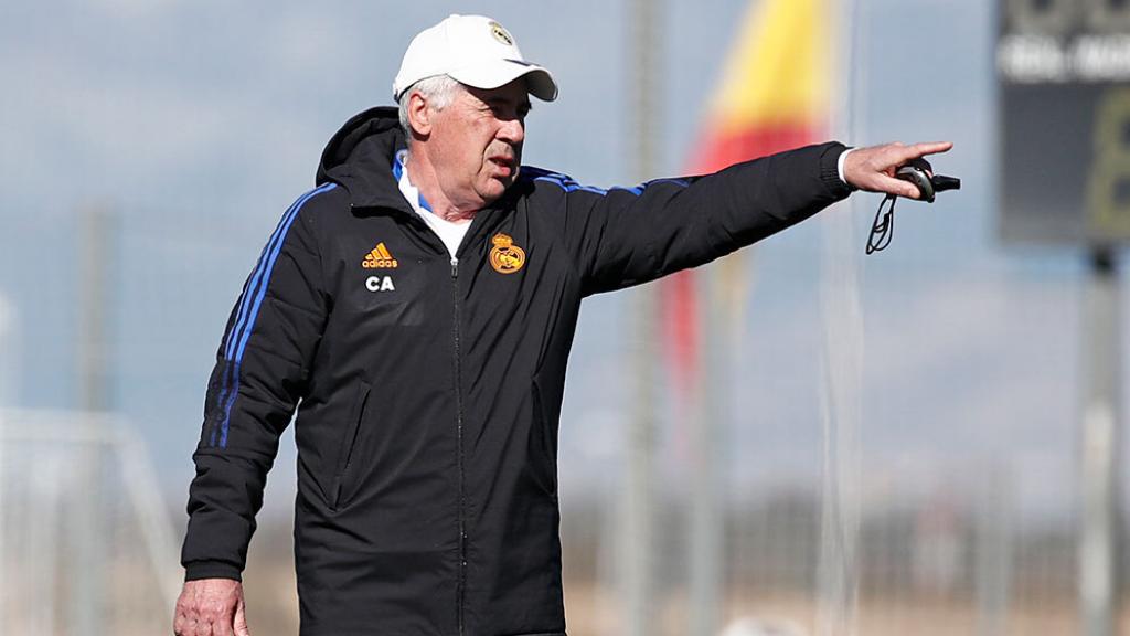 Carlo Ancelotti dirige un entrenamiento del Real Madrid