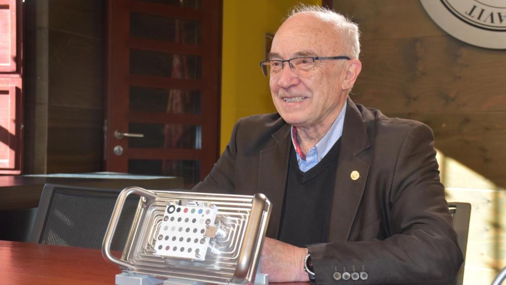 Fernando Rull  con una réplica del sistema de calibración del Perseverance