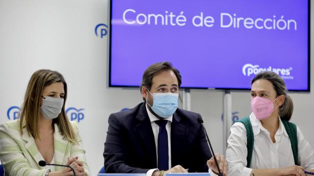 Paco Núñez, en el centro, junto a Carolina Agudo (i) y Ana Guarinos (d) durante el Comité de Dirección de los 'populares' castellanomanchegos.