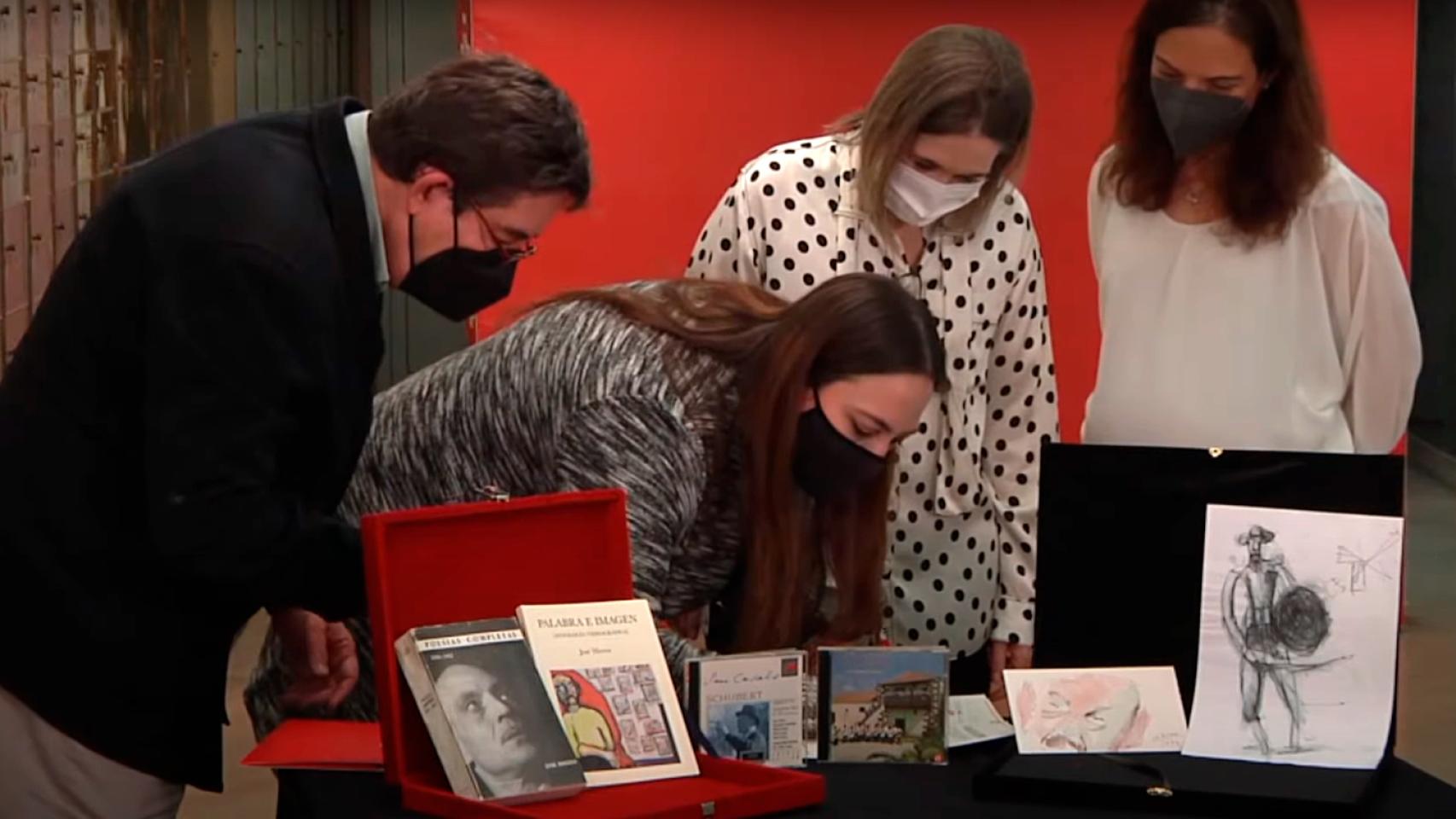 Luis García Montero, director del Instituto Cervantes; Tacha Romero, nieta de José Hierro; Marta Rivera de la Cruz, consejera de Cultura de la Comunidad de Madrid; y la alcaldesa de Getafe, Sara Hernández, durante el acto de homenaje a José Hierro