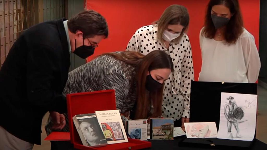 Luis García Montero, director del Instituto Cervantes; Tacha Romero, nieta de José Hierro; Marta Rivera de la Cruz, consejera de Cultura de la Comunidad de Madrid; y la alcaldesa de Getafe, Sara Hernández, durante el acto de homenaje a José Hierro