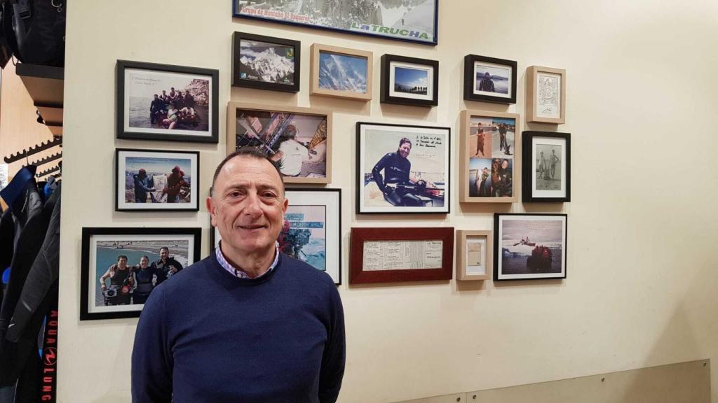 Gustavo, junto a los recuerdos de su tienda.