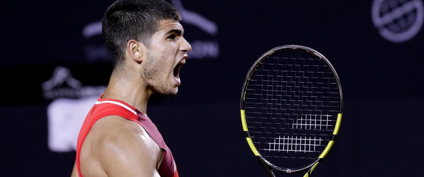 Carlos Alcaraz celebra en el ATP 500 de Río de Janeiro