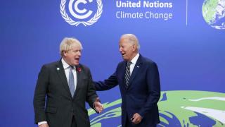 Boris Johnson recibe a Joe Biden a su llegada a la Cumbre del Clima en Glasgow.