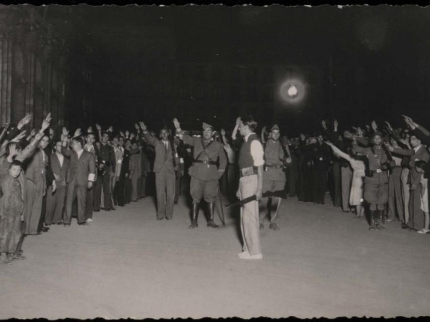 Militantes falangistas en la Plaza Mayor de Valladolid en julio de 1936.