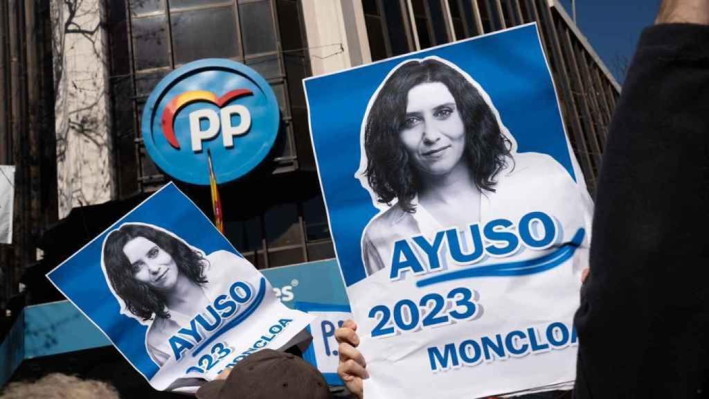 Concentración a las puertas de Génova 13.