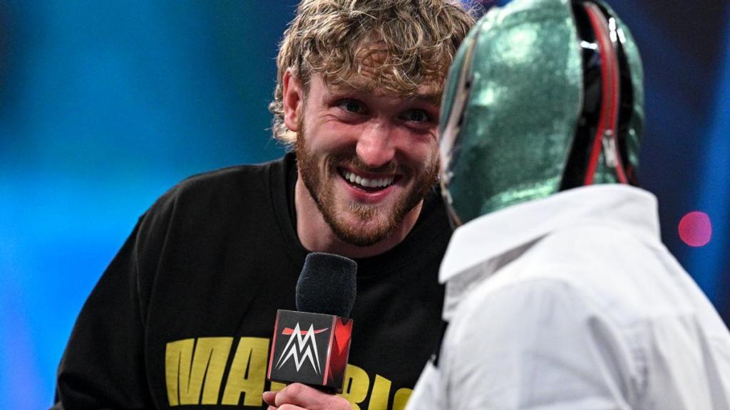 Logan Paul encara a Rey Mysterio en el programa RAW