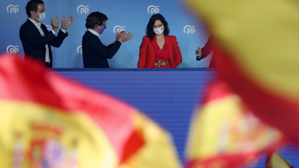 García Egea y Almeida aplauden a Díaz Ayuso por su segunda victoria electoral.