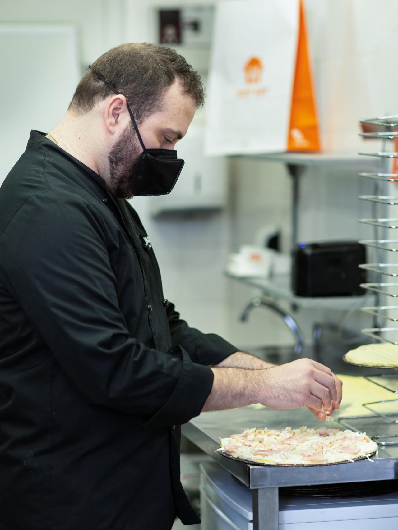 Rafael Vicente, preparando una de las pizzas de Tar&Tino.