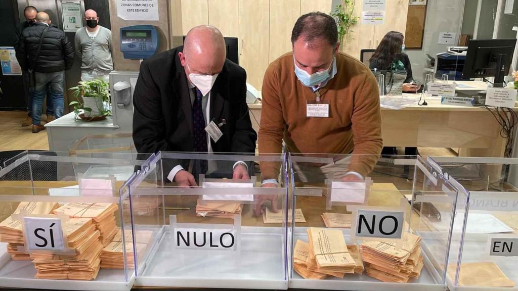 Recuento de votos en Don Benito.