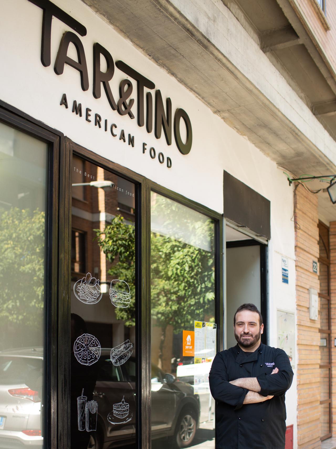 Rafael Vicente, en la puerta de Tar&Tino, su restaurante de Córdoba.