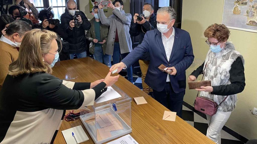 José Luis Quintana, alcalde de Don Benito, votando en el referéndum de este domingo.