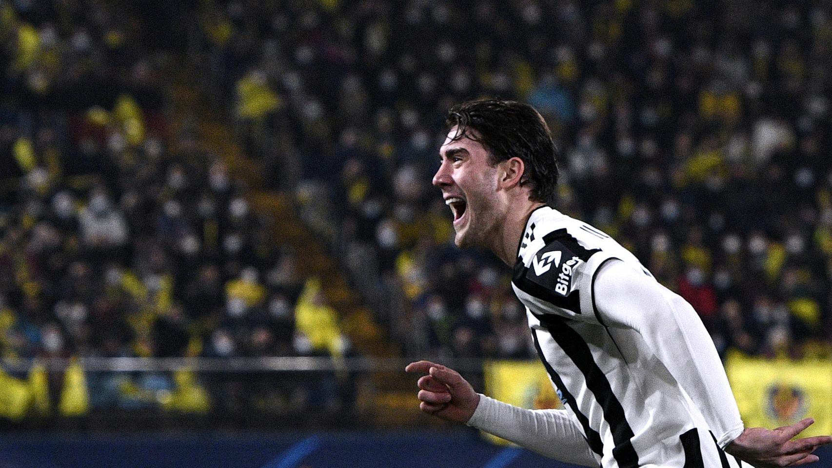 Dušan Vlahović celebra un gol con la Juventus.