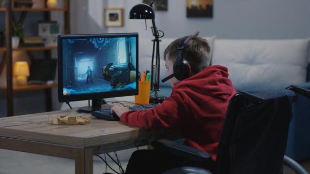 Imagen de un niño en su habitación jugando a lo que parecen 'esport'.