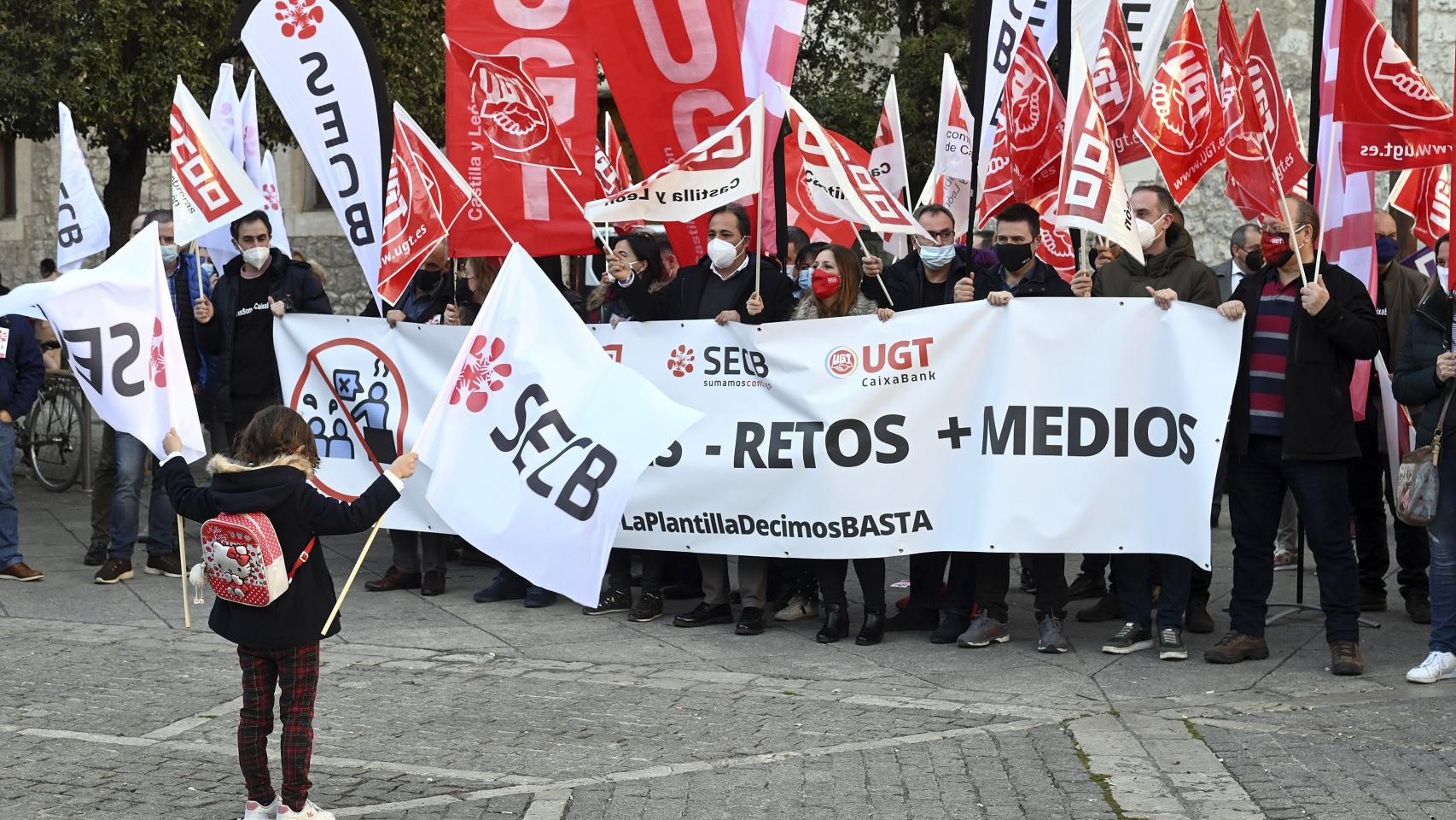 Los trabajadores de CaixaBank, durante la huelga que han protagonizado hoy