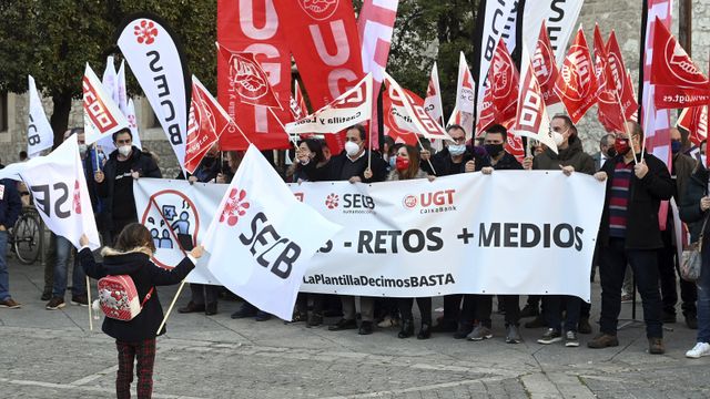 Los trabajadores de CaixaBank, durante la huelga que han protagonizado hoy