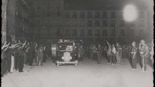 Llegada del cadáver de Onésimo Redondo al Ayuntamiento de Valladolid tras su asesinato en julio de 1936.