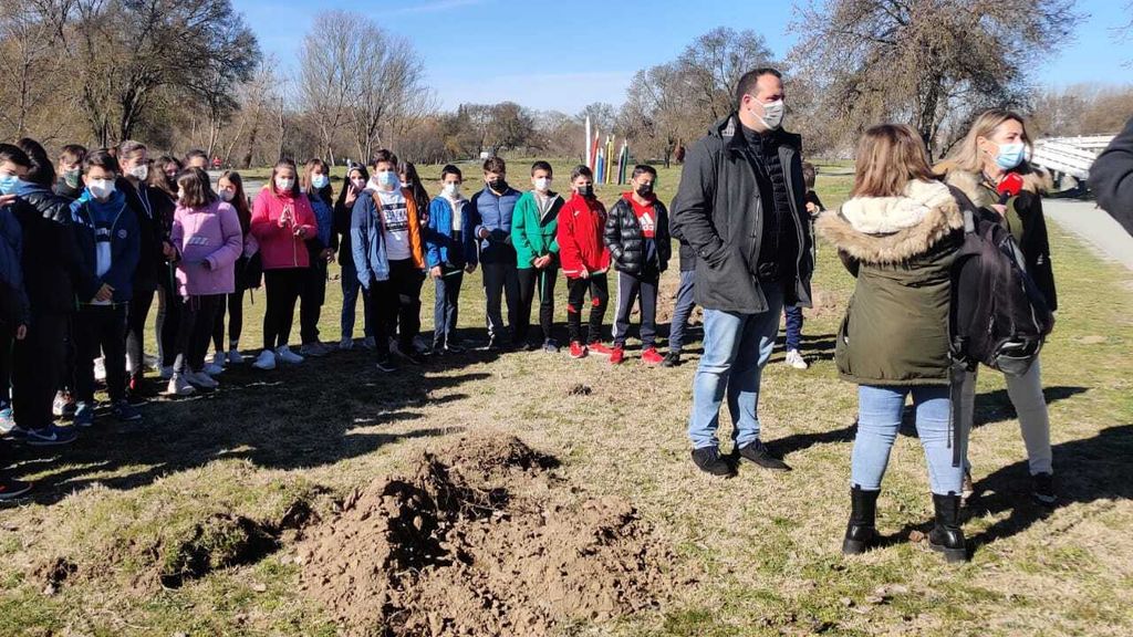 Plantación de árboles en la Isla del Soto a cargo de los niños