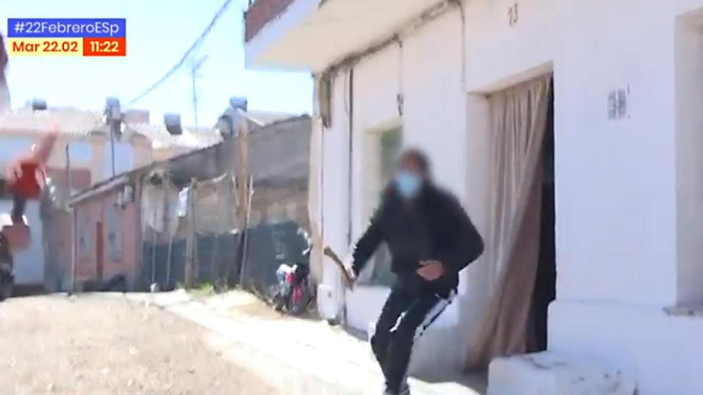 Brutal agresión de los okupas de La Cistérniga al equipo de un programa de televisión