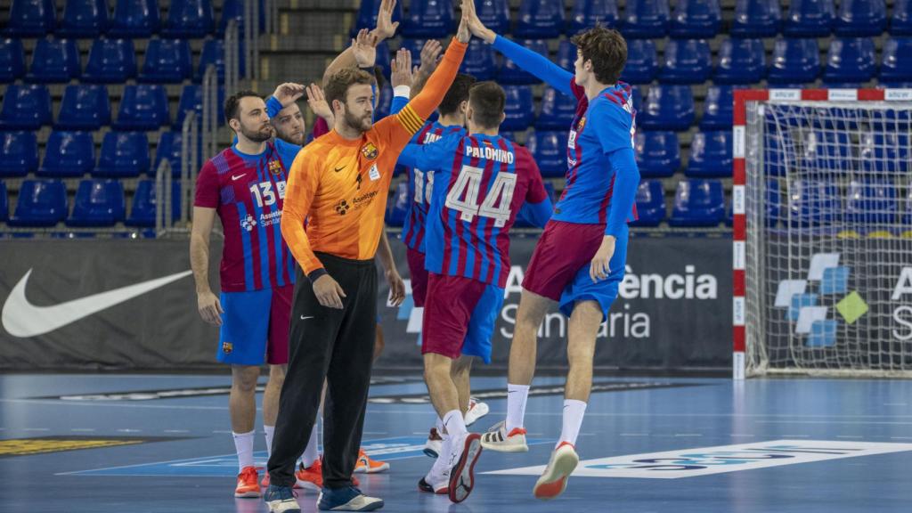 Pablo Urdangarín saludando a sus compañeros antes de un partido del Barça de balonmano en el Palau