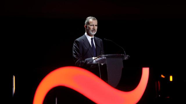 El rey Felipe VI interviene en la gala inaugural conmemorativa de los actos del V Centenario del fallecimiento de Antonio de Nebrija (1441-1522), presidida por los monarcas españoles este lunes en el Teatro Real. Foto: EFE/Juanjo Martín