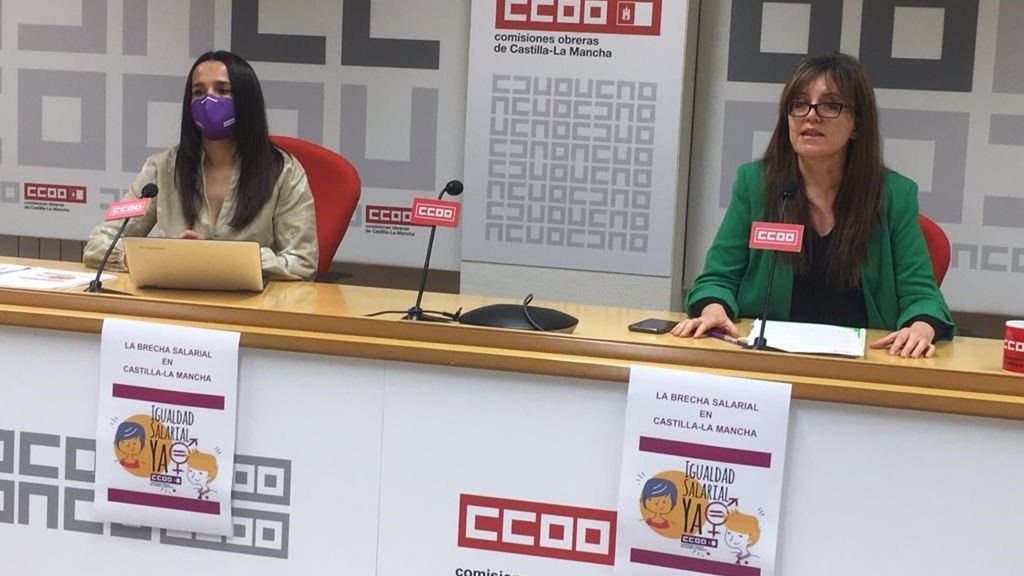 La secretaria regional de Políticas Sociales de CC. OO. CLM, María Ángeles Castellanos, y la secretaria regional de Mujeres y Políticas LGTBI del sindicato, Rosario Martínez.