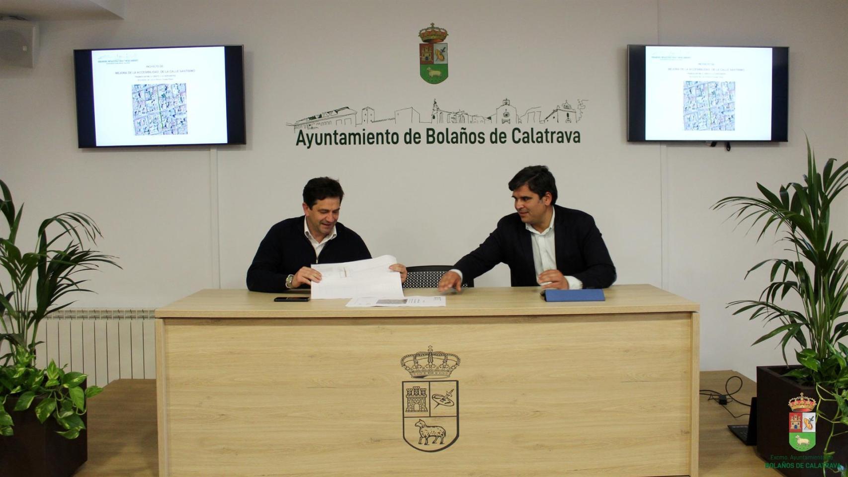 El alcalde de Bolaños de Calatrava, Miguel Ángel Valverde (i), junto al concejal de Urbanismo, José Manuel Labrador (d).