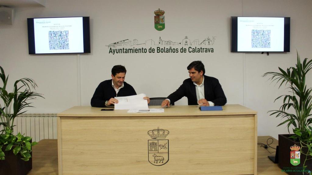 El alcalde de Bolaños de Calatrava, Miguel Ángel Valverde (i), junto al concejal de Urbanismo, José Manuel Labrador (d).