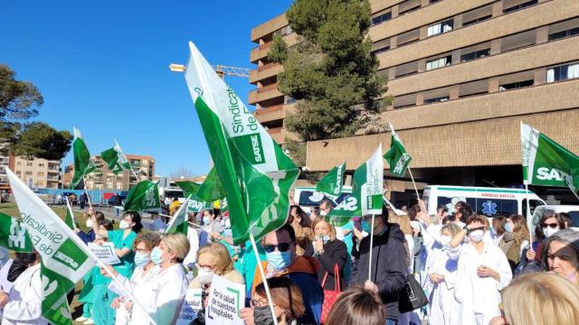 Enfermeras y fisioterapeutas a las puertas del hospital de Albacete.