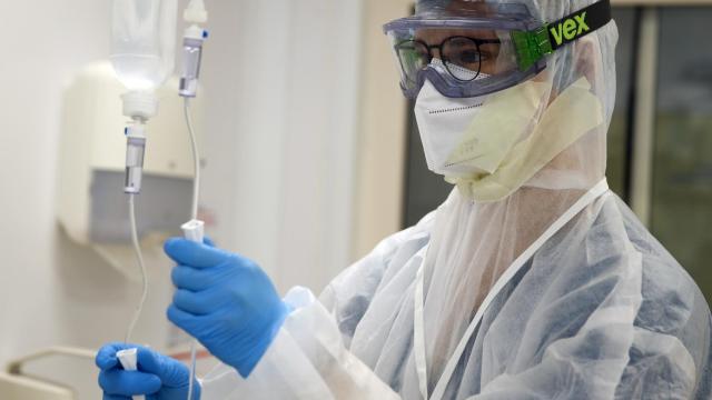 Un trabajador en un hospital.