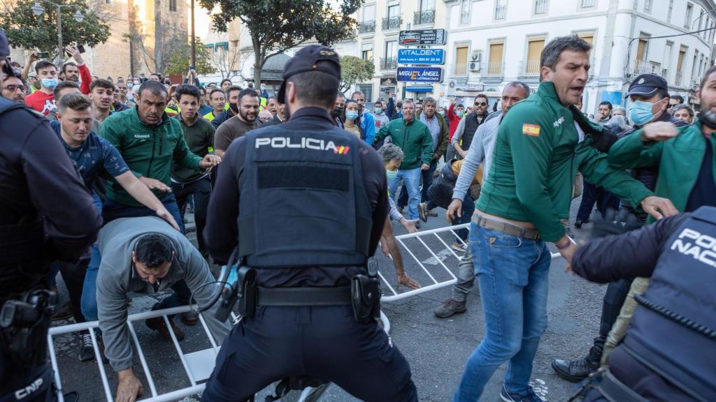 Decenas de agricultores mantienen una protesta en las inmediaciones del Ayuntamiento de Don Benito, coincidiendo con la visita del presidente del Gobierno, Pedro Sánchez.