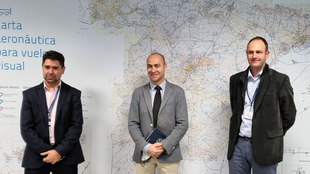 Juan José Cornejo, directivo de Startical; Xavier Benavent, director de operaciones de Enaire; y Daniel García Monteavaro, director operaciones de drones de Enaire (de izquierda a derecha).