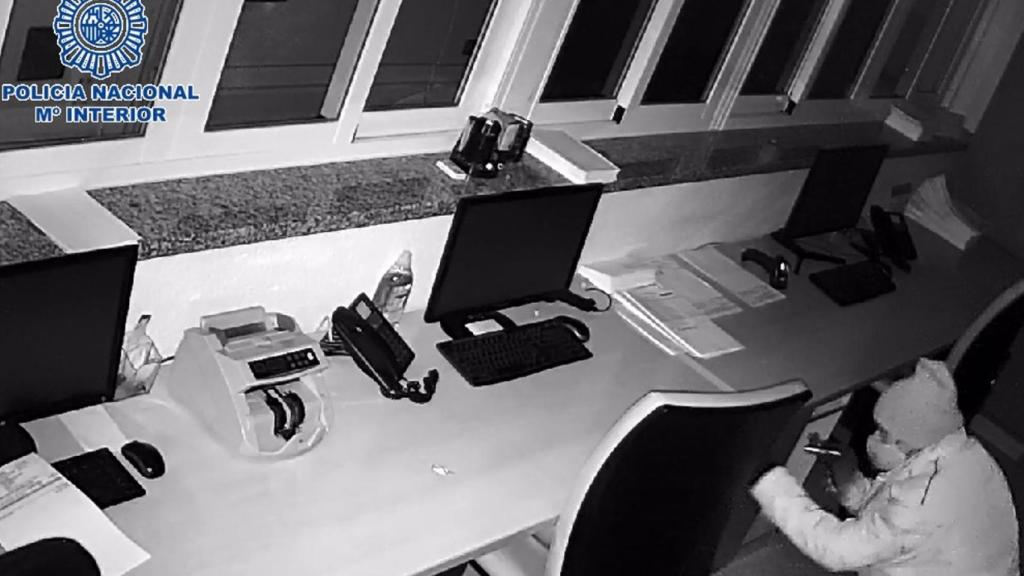 Dos detenidos por once robos en naves industriales de Málaga a las que entraban por los tejados