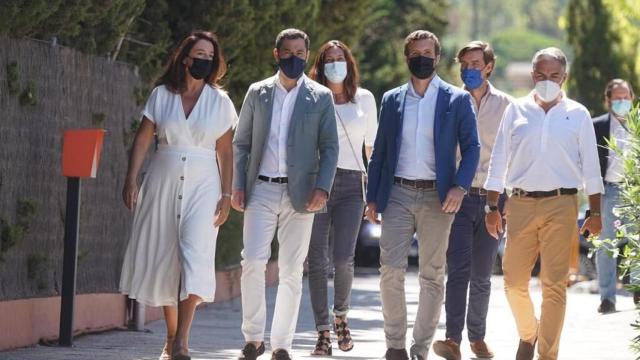 Juanma Moreno, Elías Bendodo, Toñi Ledesma y Pablo Montesinos con Pablo Casado en un acto del PP en septiembre.