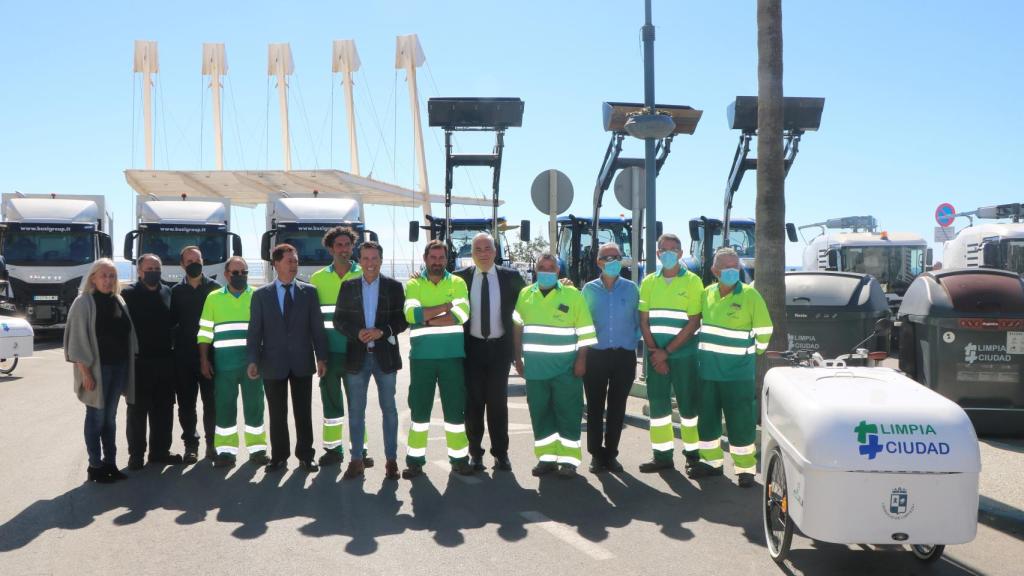 Presentación de la nueva maquinaria de limpieza en Torrox.