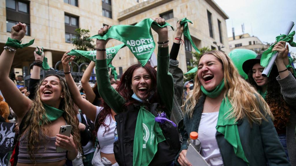 Mujeres celebrando la legalización del aborto en Colombia.