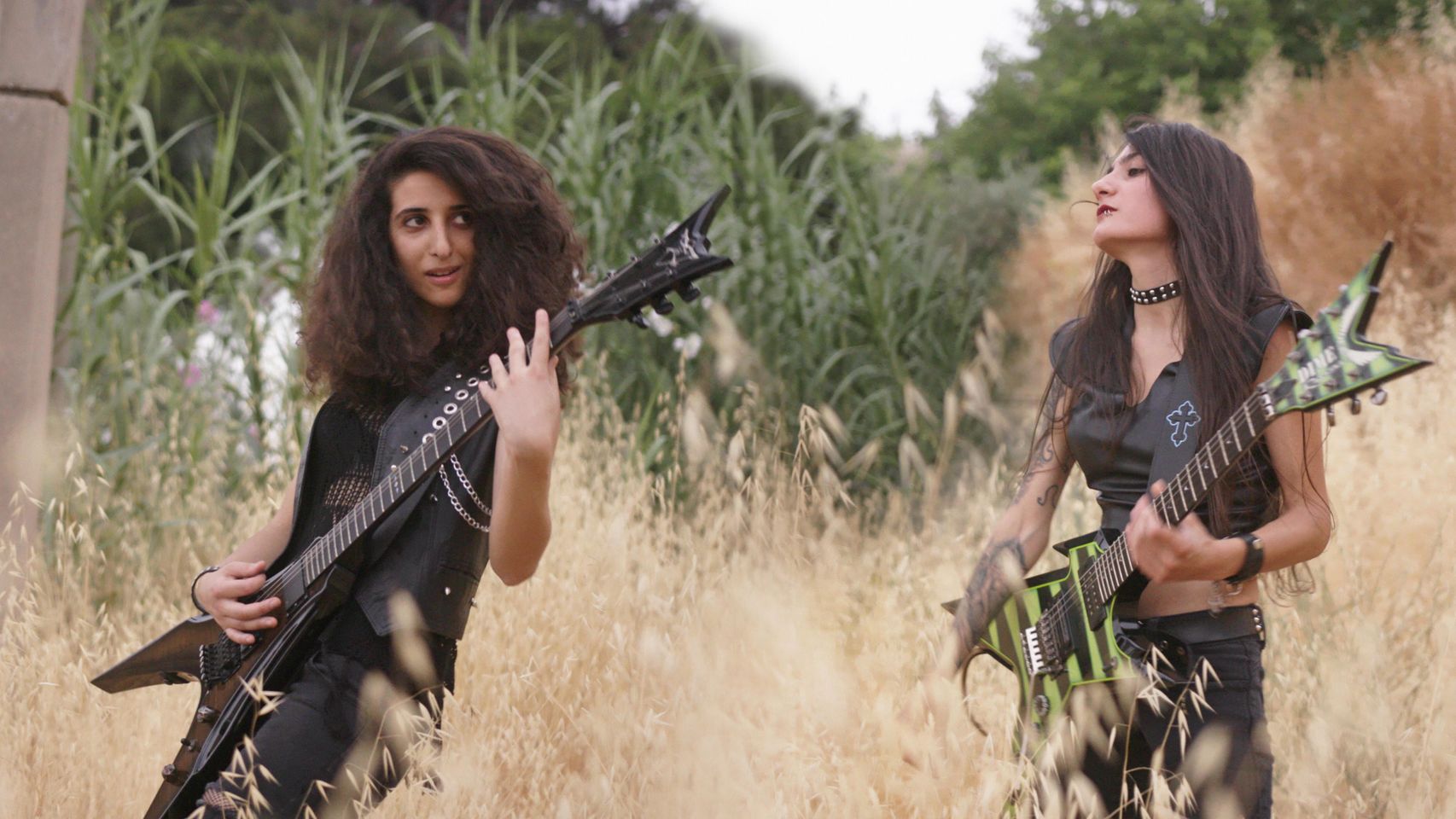Lilas Mayassi y Shery Bechara en el documental 'Sirens', presentado en el Festival de Sundance.
