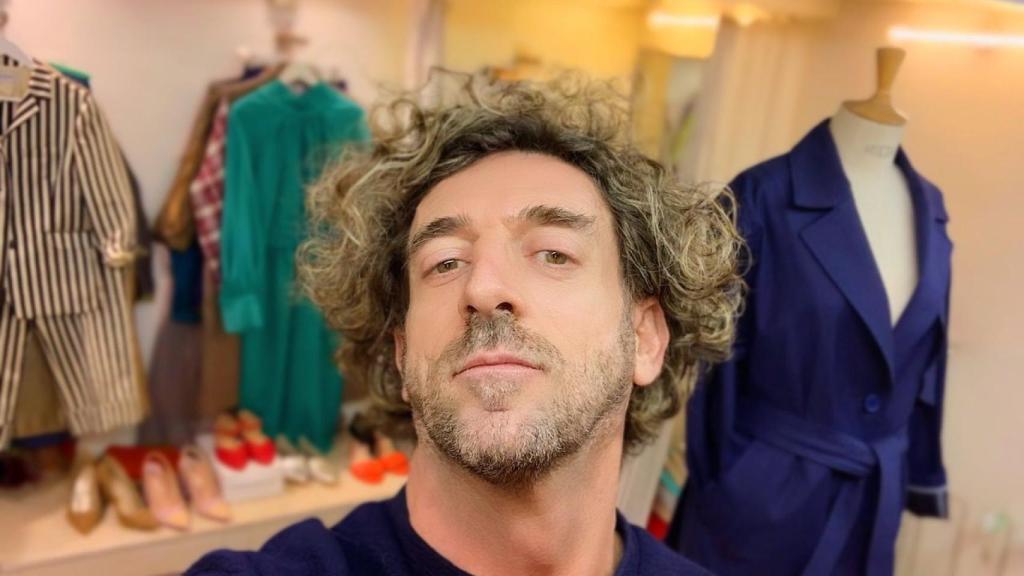 Javier de la Fuente en su tienda-taller.