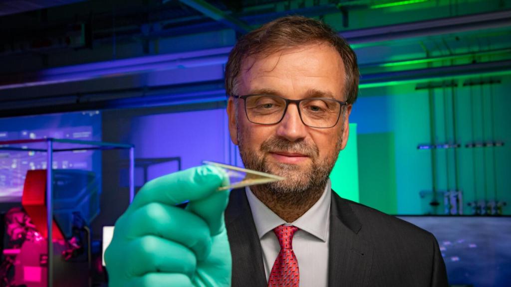 Dr. Oliver G. Schmidt deUniversidad Tecnológica de Chemnitz