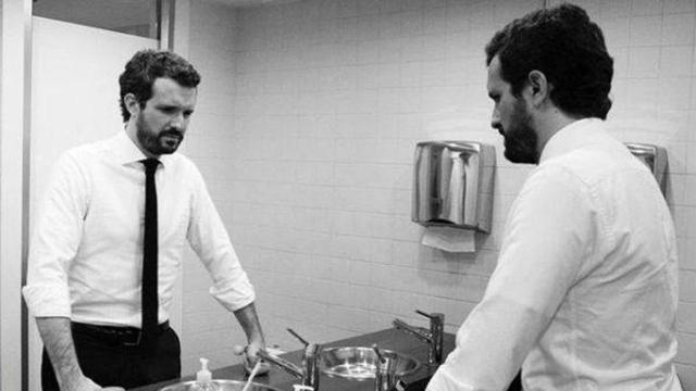 Una de las fotos que más 'memes' de Casado sigue facilitando.