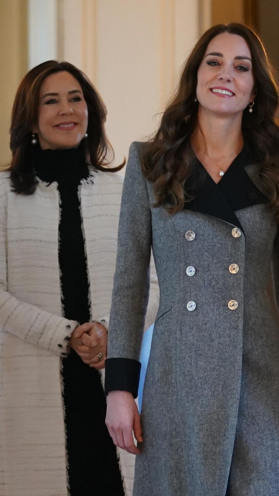 Kate y Mary entrando en el palacio este miércoles.