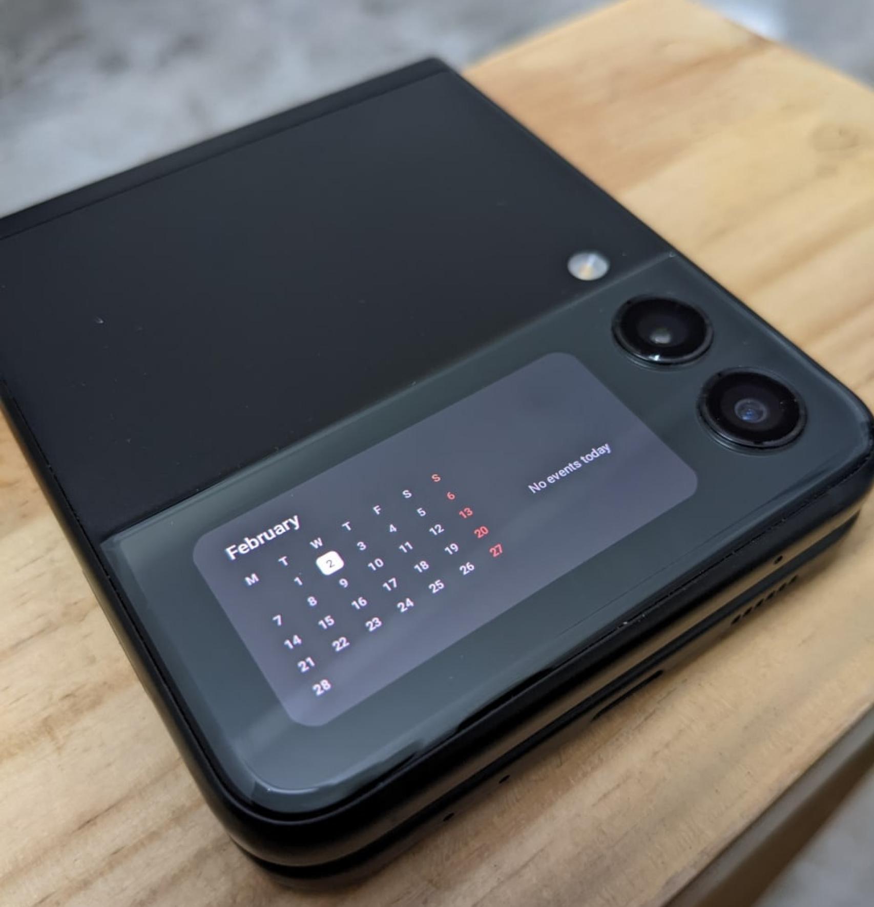 Calendario en pantalla externa del Galaxy Z Flip 3