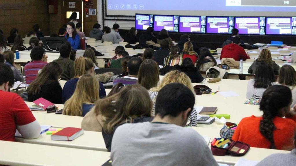 Clase de MIR Asturias, academia que preparó a Sofía